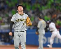 　６回、山田（右）に２ランを浴びる村上（撮影・高部洋祐）