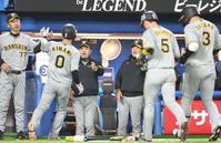 　３回、ノイジーの先制打で生還した木浪（０）らを迎える岡田監督（中央）＝撮影・吉澤敬太