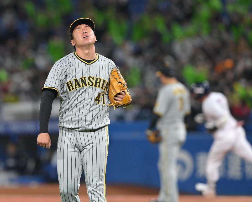 　６回、山田（右）に２ランを浴びる村上（撮影・高部洋祐）