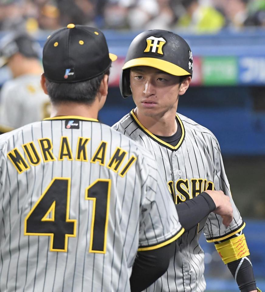 　３回、ノイジーの先制打で生還し、なぜか村上（左）をにらみつける近本（撮影・高部洋祐）