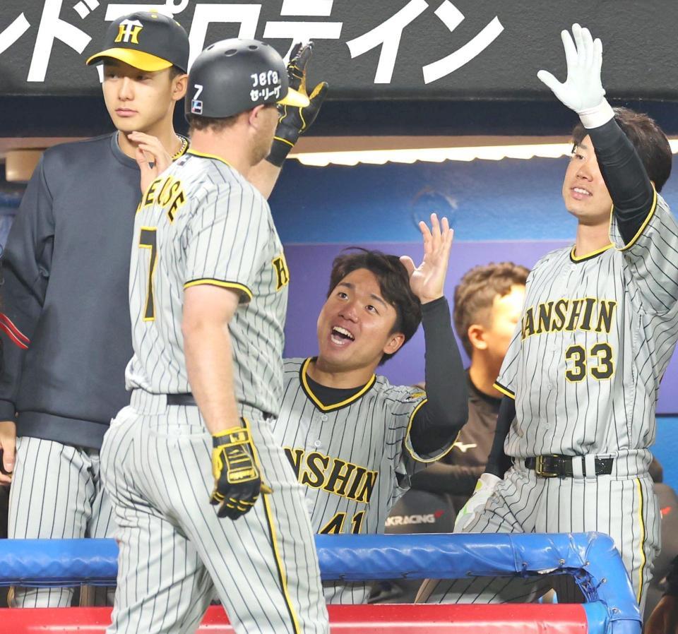 　７回、３ランを放ったノイジー（手前）を笑顔で迎える村上（中央）＝撮影・吉澤敬太