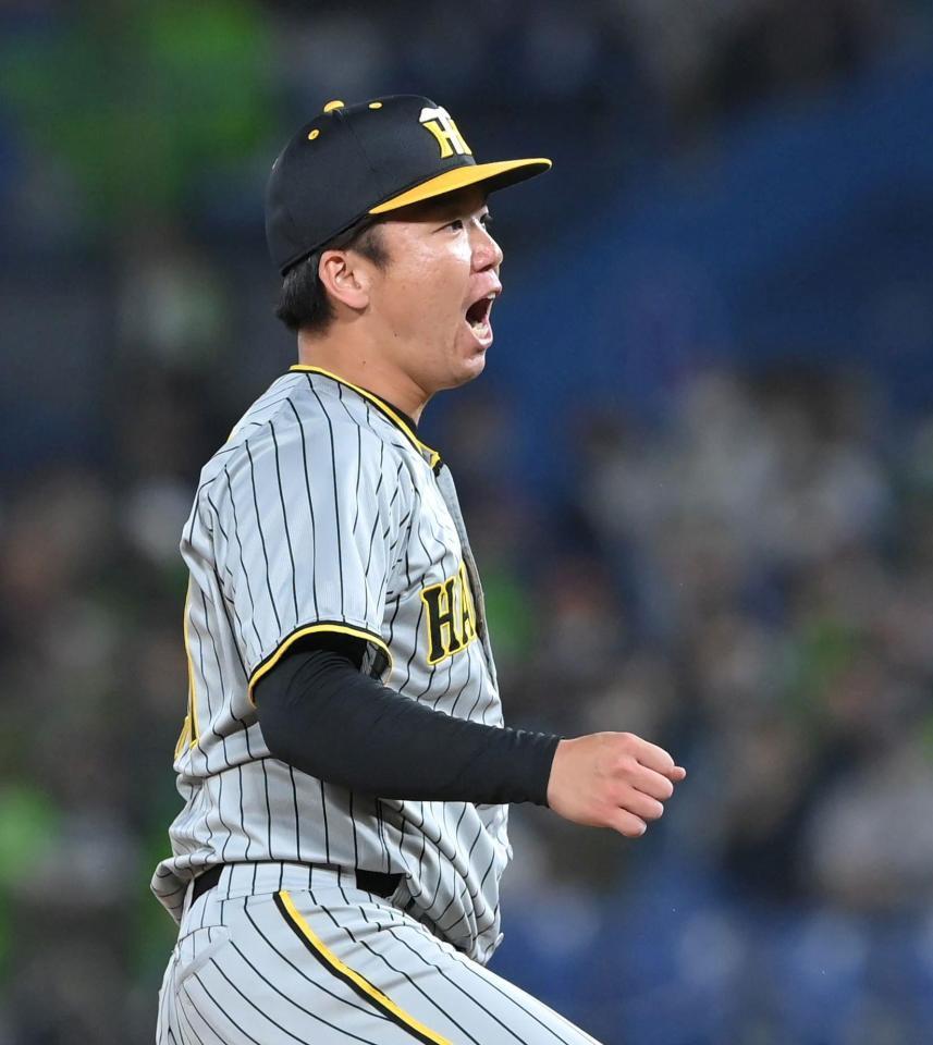 　６回、村上を三振に仕留め、雄たけびを上げる村上（撮影・高部洋祐）