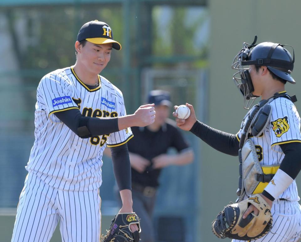 　９回、最後を締めた湯浅は中川（右）とグータッチを交わす（撮影・北村雅宏）