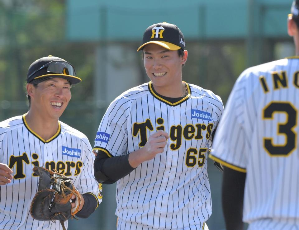 　９回、最後を締めた湯浅（中央）は笑顔を見せながらベンチに戻る（撮影・北村雅宏）