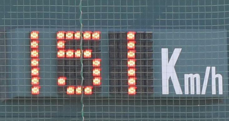 　９回、湯浅が投じた１５１キロの球速表示（撮影・北村雅宏）
