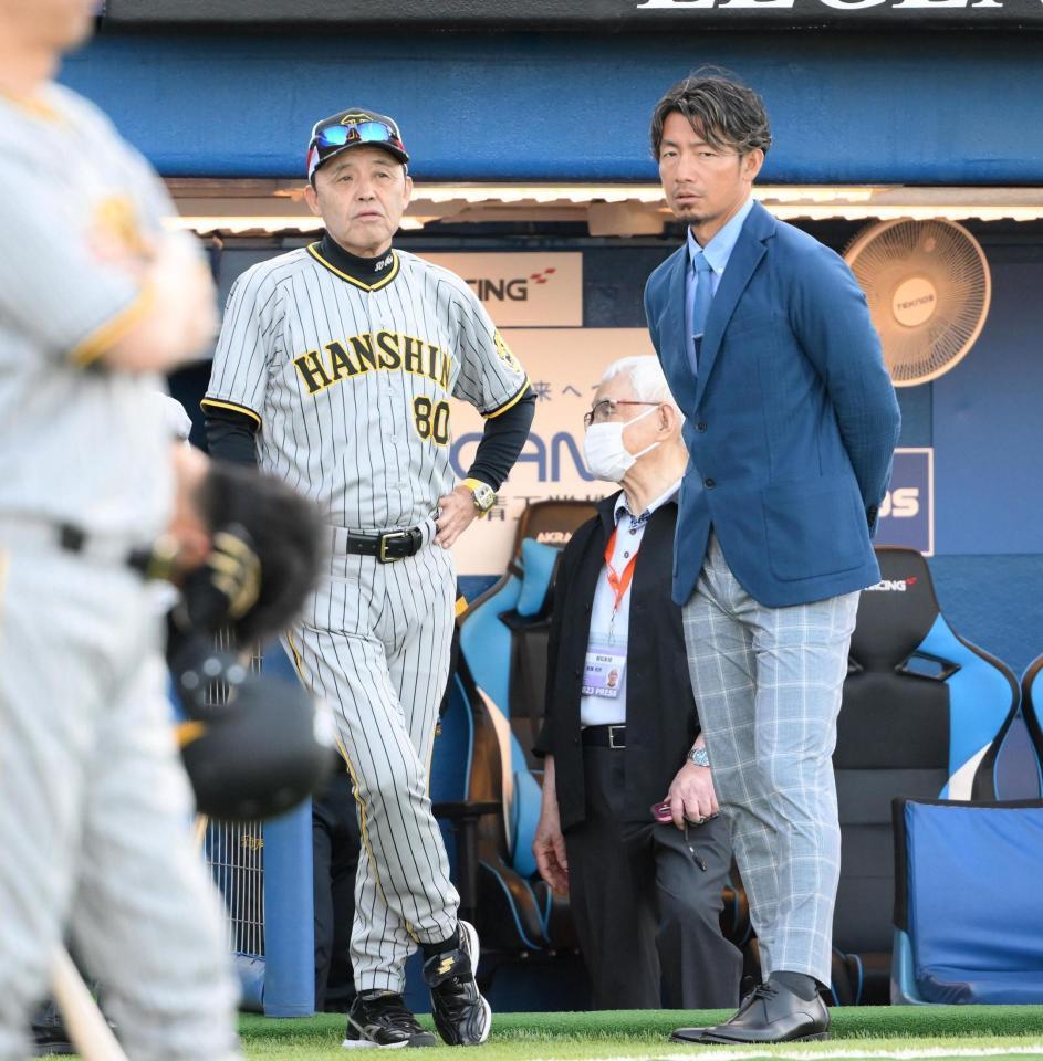 　試合前に言葉を交わす岡田監督（左）と鳥谷敬氏（撮影・堀内翔）