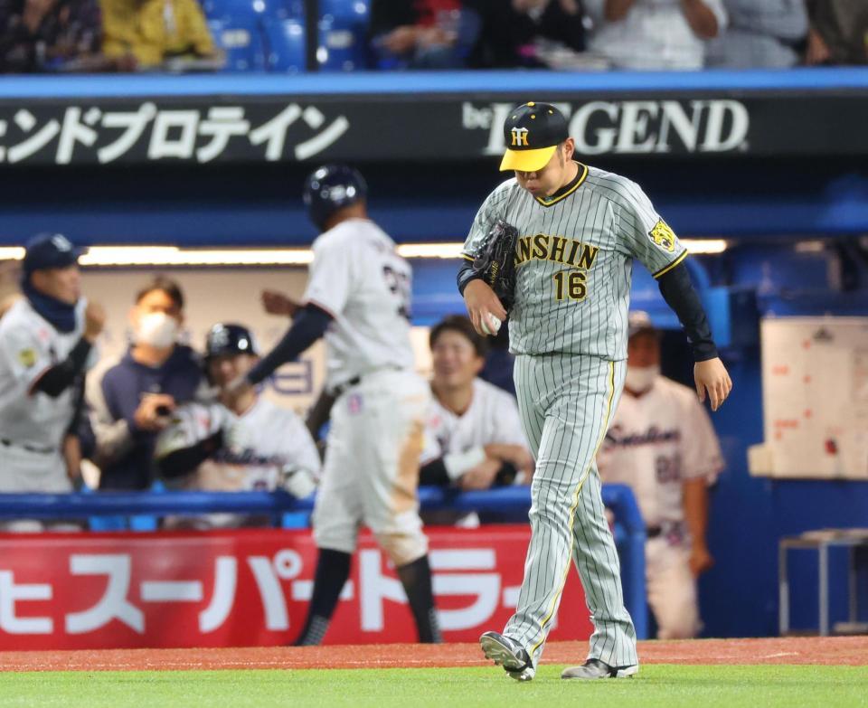 　４回、塩見に同点打を打たれうつむく西勇（撮影・吉澤敬太）