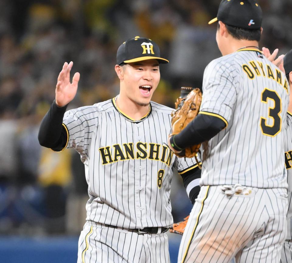 　９回、逆転勝利を喜ぶ佐藤輝（撮影・堀内翔）