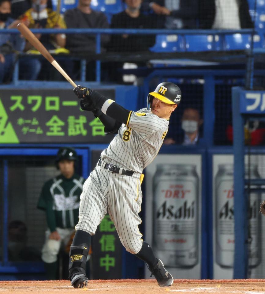 　９回、逆転２点二塁打を放つ佐藤輝（撮影・吉澤敬太）