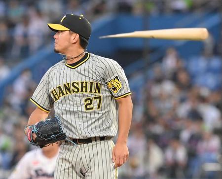 　２回、塩見のバットを粉砕するも、中前打を浴びる伊藤将（撮影・高部洋祐）