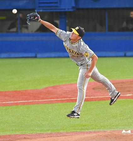 　２回、サイスニードの打球に飛びつく伊藤将（撮影・西岡正）