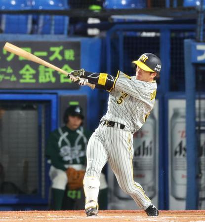 　８回、右越えに勝ち越しソロを放つ近本（撮影・吉澤敬太）