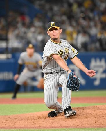 　４回、オスナの打球にグラブを出す伊藤将（撮影・堀内翔）