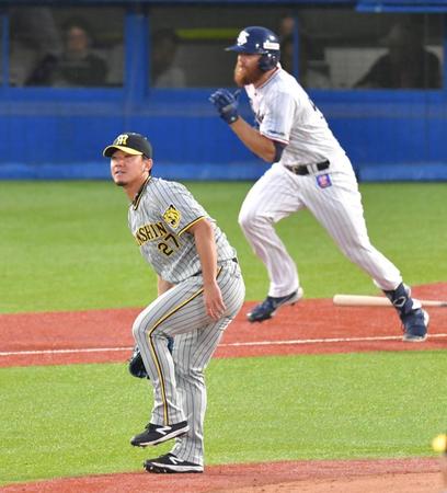 　２回、サイスニード（右）に２点目となる二塁ゴロを浴びる伊藤将（撮影・西岡正）