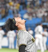 　逆転打を放った９回の攻撃を終え、絶叫しながらベンチに戻る佐藤輝（撮影・高部洋祐）