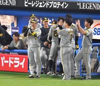 　８回、勝ち越しソロ放ち、ベンチ前で手を合わせる近本（撮影・西岡正）