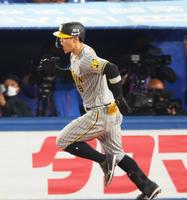 　延長１０回、満塁で走者一掃の適時打を放ちほえる佐藤輝（撮影・吉澤敬太）