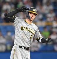 　１０回、満塁走者一掃打を放ち、ポーズを決める佐藤輝（撮影・高部洋祐）