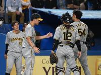 　８回、ベンチに戻る加治屋（右）を迎える伊藤将（撮影・堀内翔）