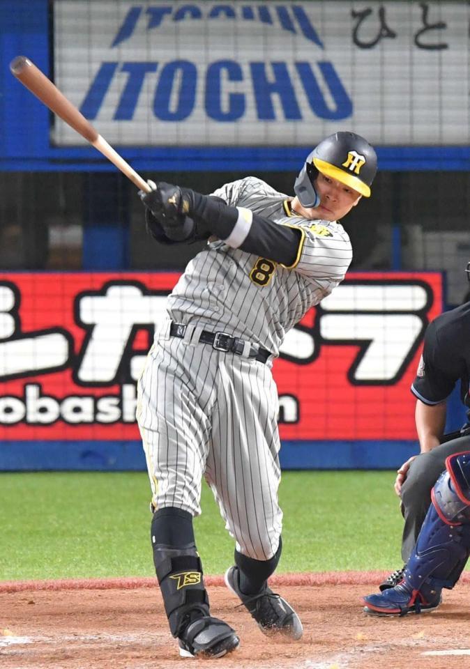 　９回、逆転二塁打を放つ佐藤輝