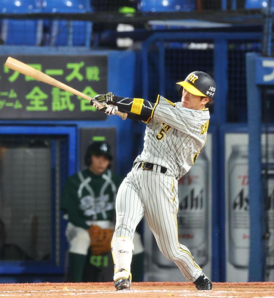 　８回、右越えに勝ち越しソロを放つ近本（撮影・吉澤敬太）