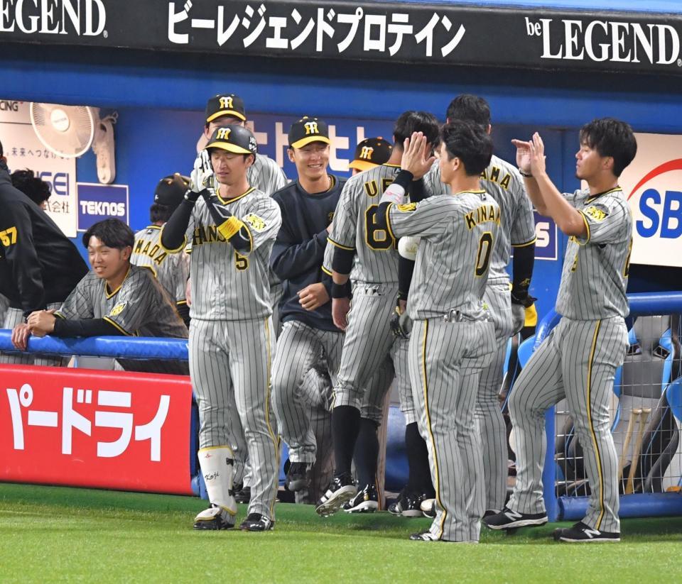 　８回、勝ち越しソロ放ち、ベンチ前で手を合わせる近本（撮影・西岡正）