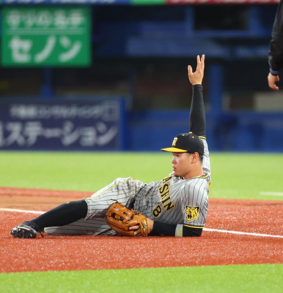 　延長１０回、塩見の三ゴロを好捕し、素早く送球してゲームを締めた佐藤輝（撮影・吉澤敬太）