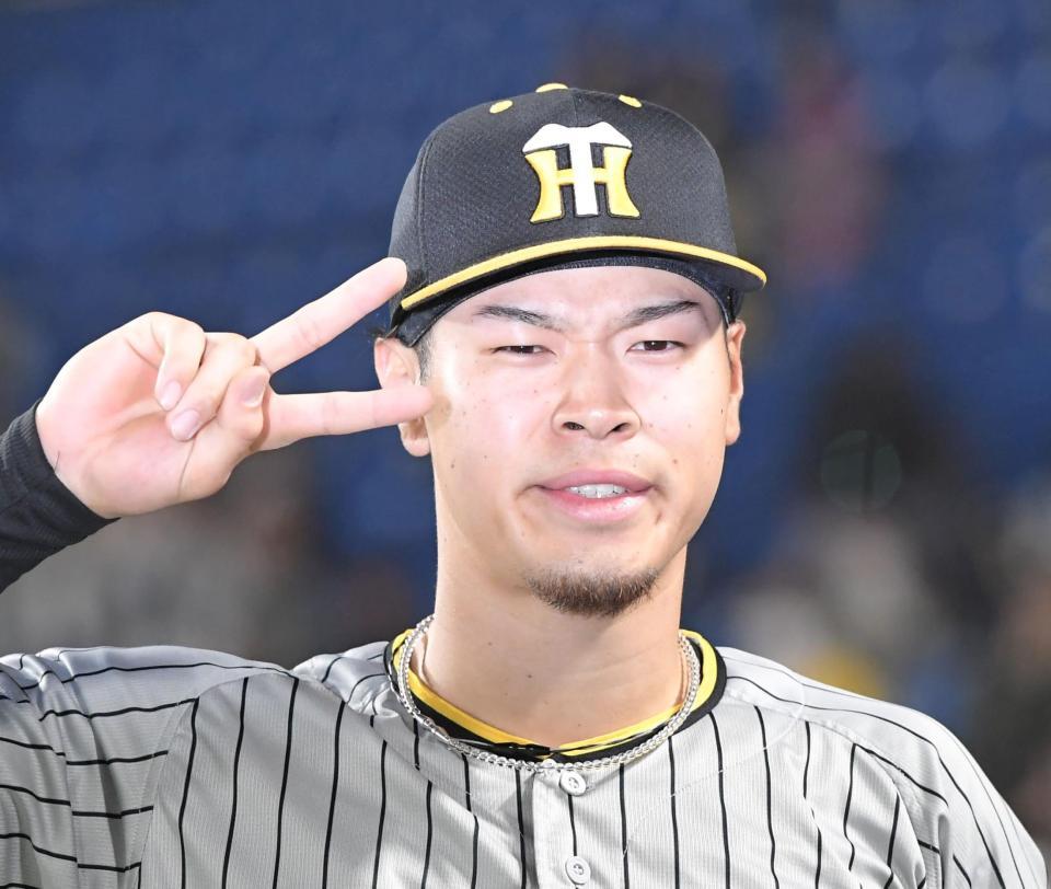 　ヒーローインタビューを終え、ギャルピースを決める佐藤輝（撮影・高部洋祐）