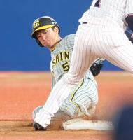 　延長１０回、二盗を決める近本