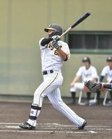 　１回、２ランを放つ小野寺（撮影・石井剣太郎）