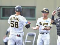 　６回、本塁打を放った前川は工藤コーチ（右）とタッチをかわす（撮影・石井剣太郎）