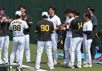 　１軍に合流し、あいさつする湯浅（中央）＝撮影・高部洋祐