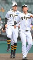 　試合前、大阪タイガースのユニホームでアップする佐藤輝（左）と森下（撮影・高部洋祐）