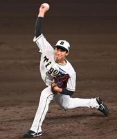 　８回、力投する湯浅（撮影・飯室逸平）