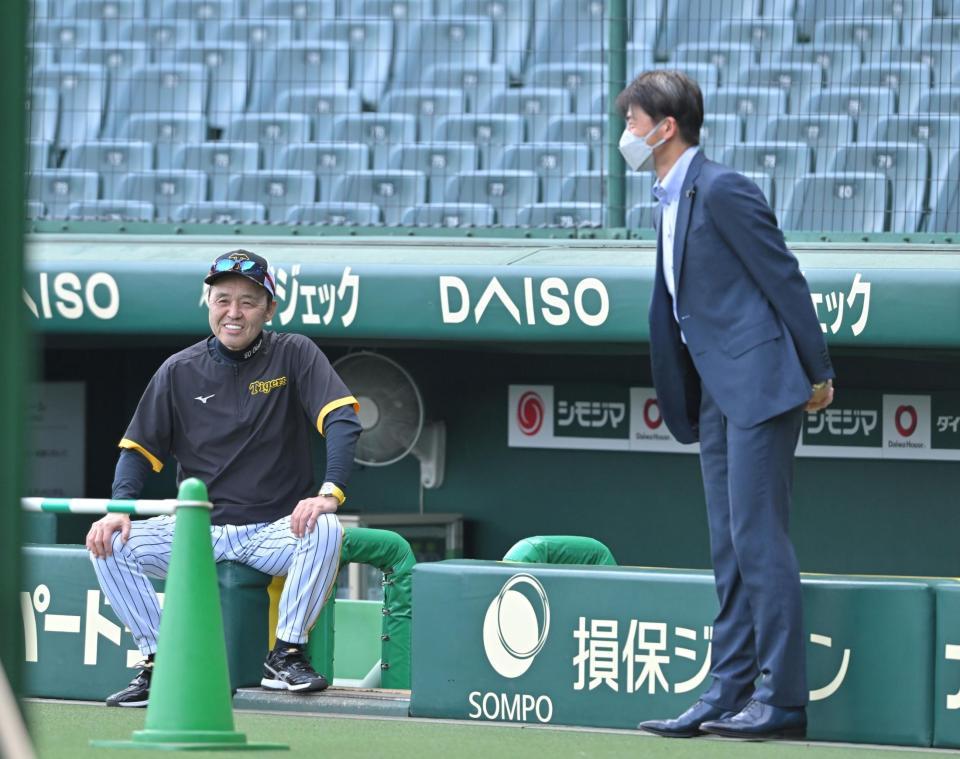 　能見篤史氏（右）と談笑する岡田監督（撮影・中田匡峻）