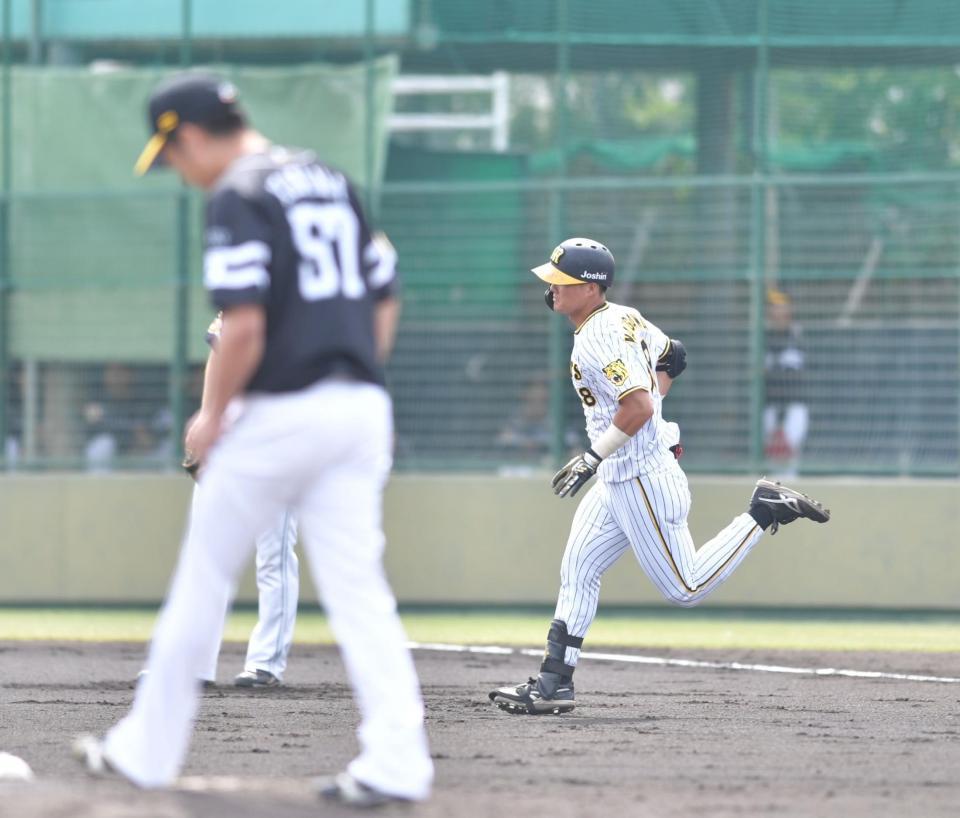 　６回、嘉弥真（左）から本塁打を放つ前川（撮影・石井剣太郎）