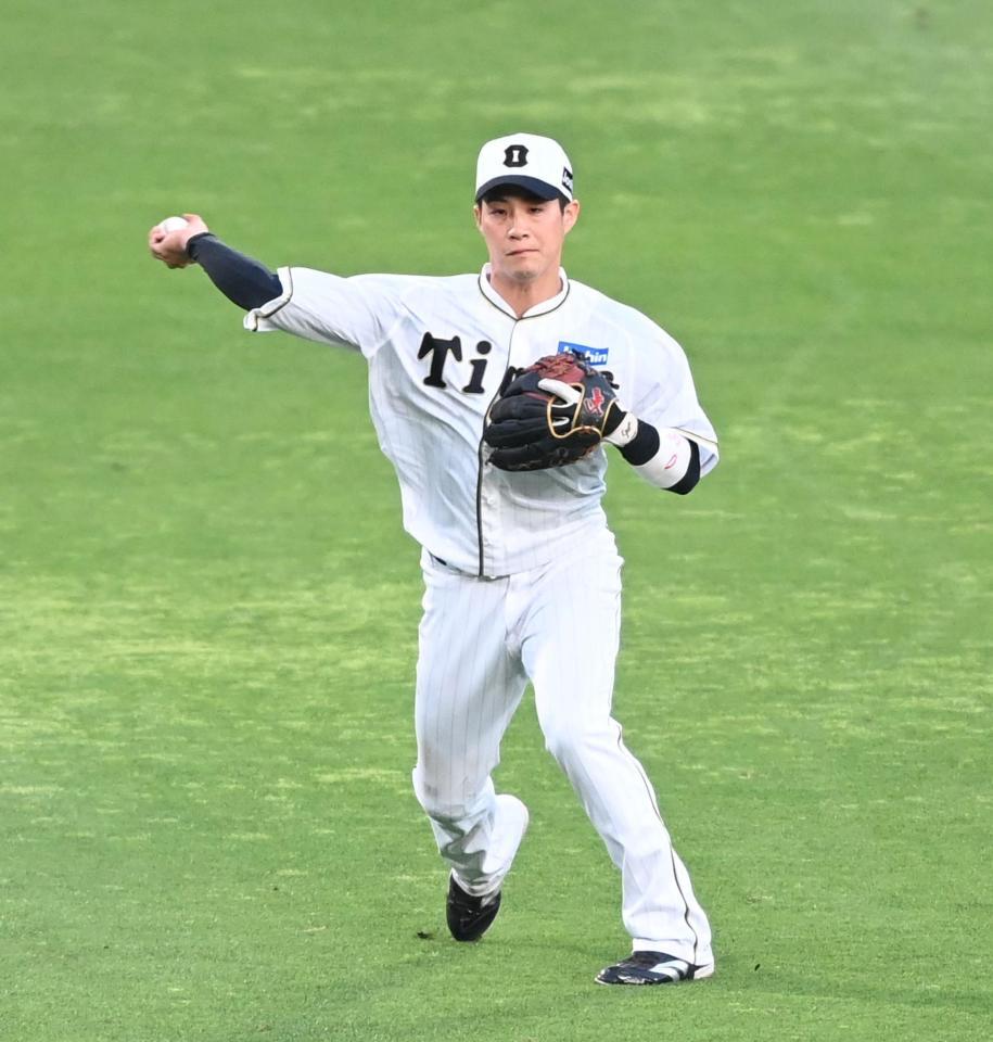 　３回、ノイジーの送球を素早く中継し、二塁を狙う坂本をアウトにする木浪（撮影・飯室逸平）