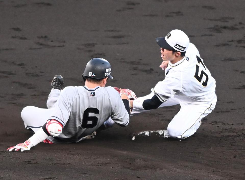 　３回、二塁を狙う坂本にタッチする中野（撮影・飯室逸平）