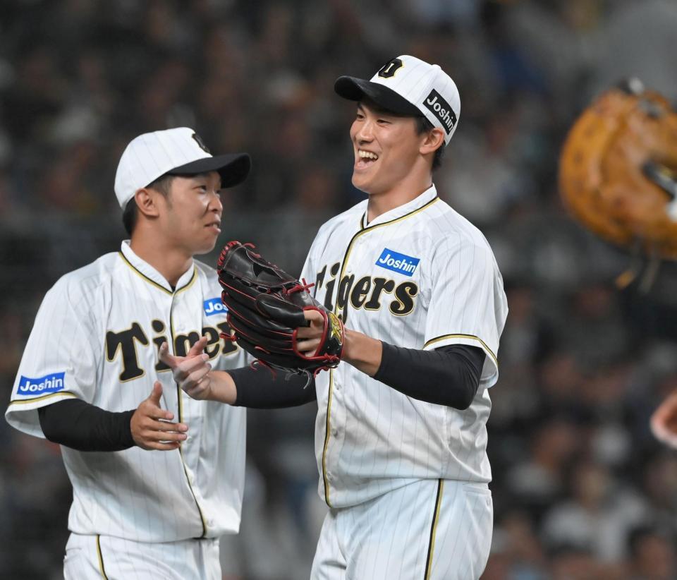 　８回を投げ終え、笑顔でベンチに戻る湯浅（撮影・高部洋祐）