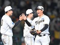 　巨人に勝利し、ナインとタッチを交わす森下（右）＝撮影・高部洋祐