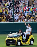 リリーフカーに乗りファンに声援に応える大竹（撮影・山口登）