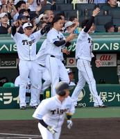 ７回、近本の先制適時打に大竹（中央）はベンチを飛び出し喜ぶ（撮影・山口登）