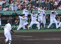 ７回、中野の適時打に、佐藤輝（左）ら阪神ナインはベンチ出て大喜び（撮影・山口登）