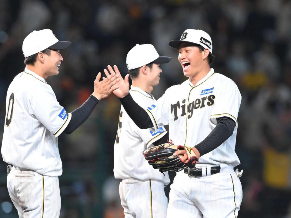 　巨人に勝利し、ナインとタッチを交わす森下（右）＝撮影・高部洋祐