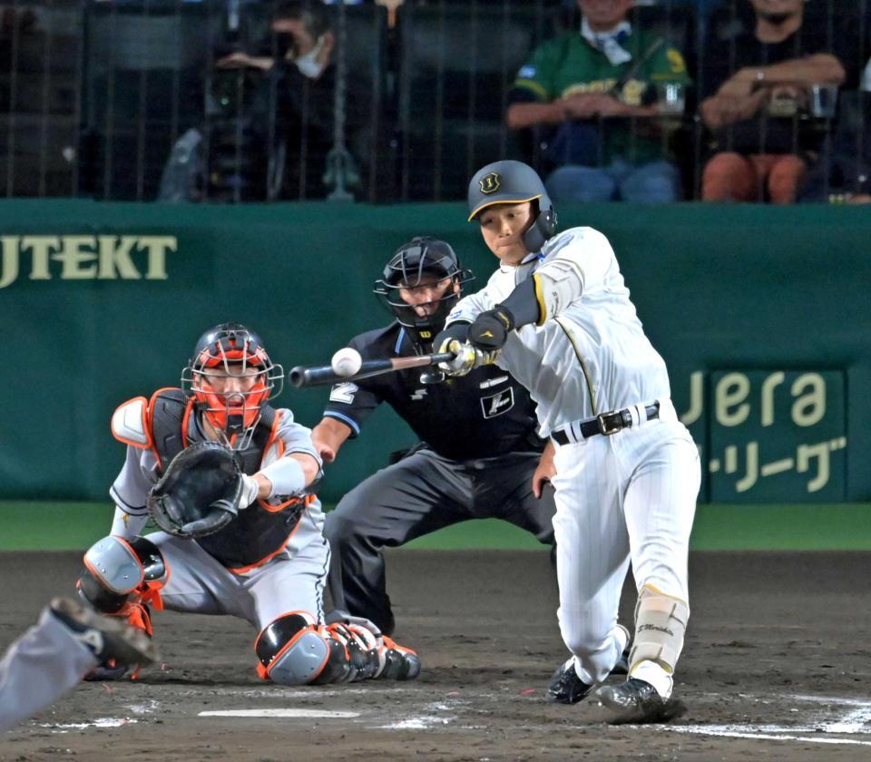 　７回、左前へ同点適時打を放つ森下