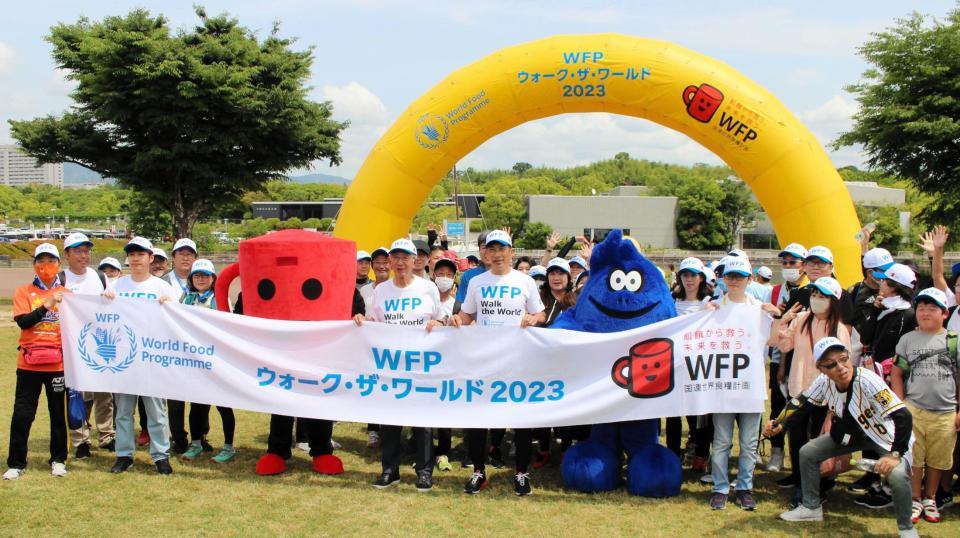 参加者とともにスタートを待つ矢野燿大氏（中央）