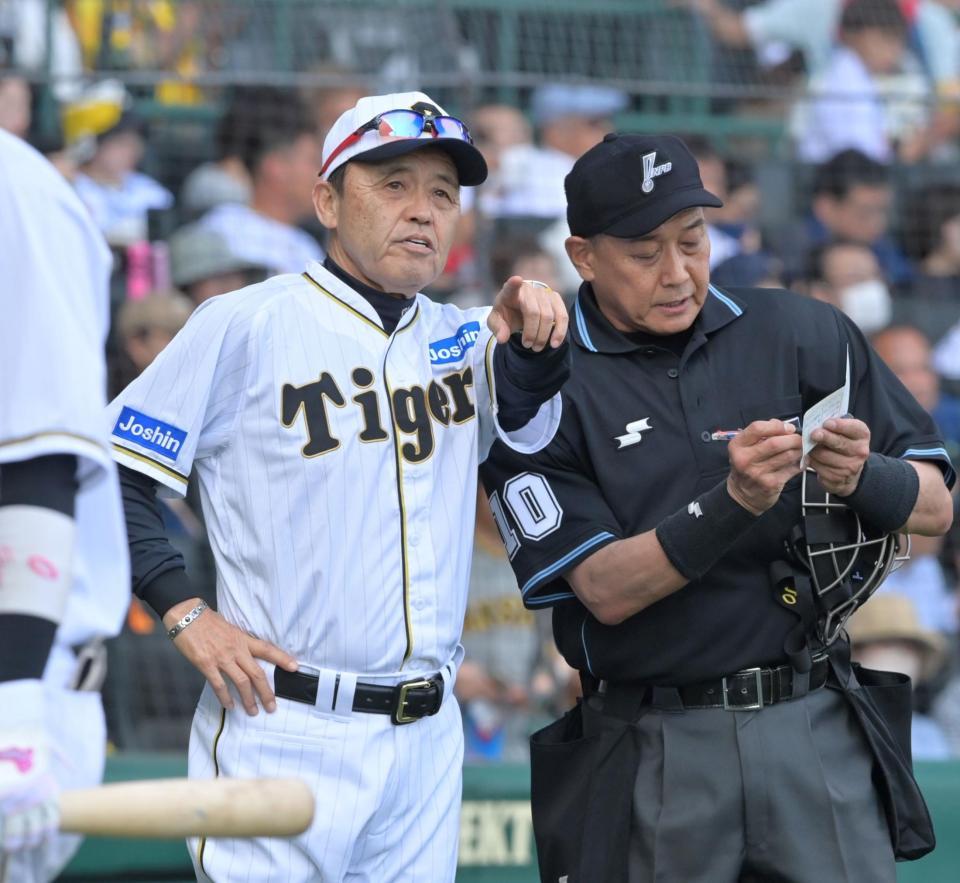 　球審に選手の交代を告げる岡田監督（撮影・立川洋一郎）