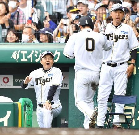 　７回、ノイジーの勝ち越し適時打で生還した三走・木浪（０）を迎える岡田監督（撮影・中田匡峻）