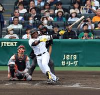 　４回、先制ソロを放つミエセス（撮影・山口登）