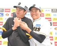 　お立ち台で才木（左）をガッチリ抱きしめる湯浅（撮影・高部洋祐）